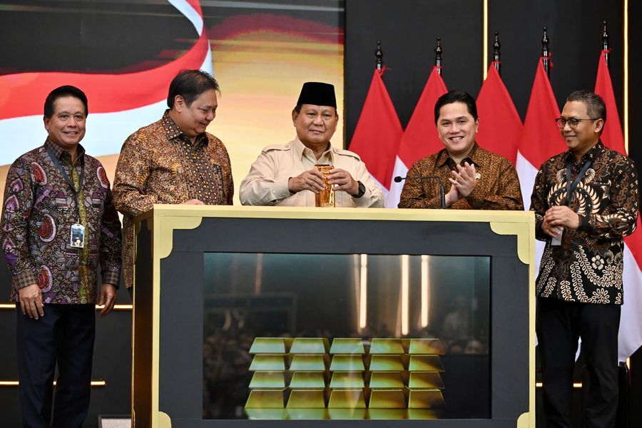 PERESMIAN -- Direktur Utama Pegadaian, Damar Latri Setiawan (kanan) menyaksikan secara langsung prosesi peresmian layanan Bank Emas Pegadaian oleh Presiden RI, Prabowo Subianto didampingi Menteri BUMN, ERick Thohir dan Menko Perekonomian, Airlangga Hartarto.
