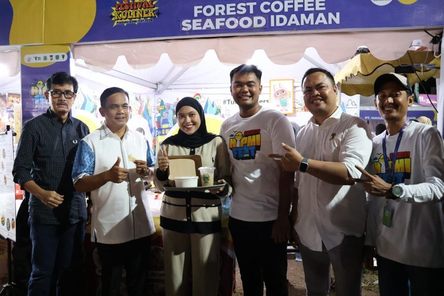 TUTUP -- Wakil Bupati Pinrang, Sudirman Bungi foto bersama usai secara resmi menutup gelaran HIPMI Fest dalam rangka menyambut Hari Ulang Tahun (HUT) Kabupaten Pinrang ke-65 di Lapangan Bosowa Minggu (23/2). 
