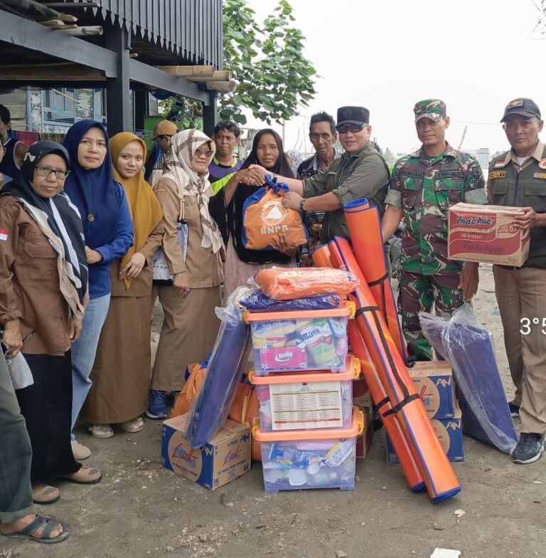 BANTUAN -- Kepala Pelaksana BPBD Kabupaten Pinrang, Rommy Manule memimpin penyerahan bantuan logistik kebutuhan dasar kepada korban bencana abrasi pantai di Minanga Kae, Kelurahan Langnga, Kecamatan Mattiro Sompe, Kabupaten Pinrang, Selasa (11/2).