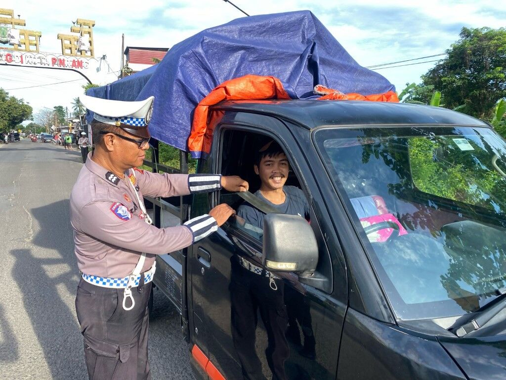 OPERASI KESELAMATAN -- Kasat Lantas Polres Pinrang Iptu Saripuddin memimpin Operasi Keselamatan Pallawa 2025 hingga memasuki ke-9, Selasa (18/2). Tampak personel sedang memakaikan sabuk pengaman kepada salah seorang pengemudi mobil.
