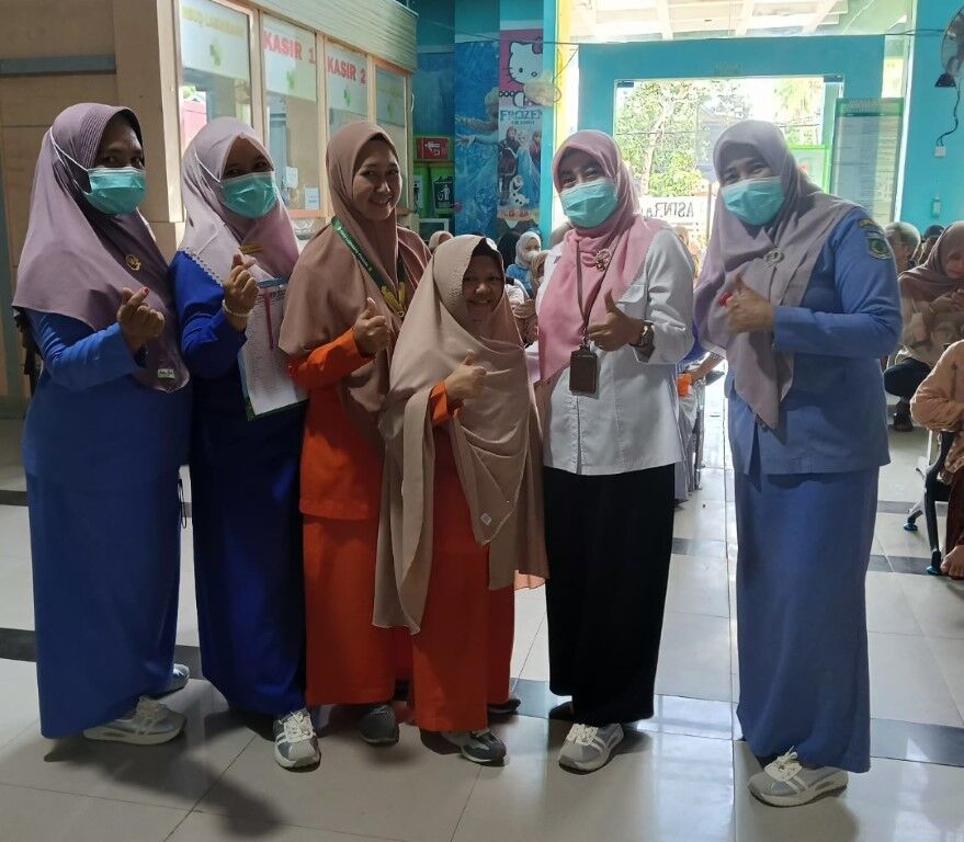 PENYULUHAN --- Apoteker bagian Farmasi RSUD Lasinrang RSUL Pinrang Hj Hasdiana foto bersama usai memberikan penyuluhan kepada pasien mengenai tata cara mengonsumsi obat yang benar, khususnya selama bulan ramadan di Loket Antrian Pendaftaran, Rabu (12/2)
