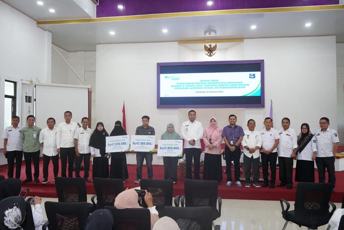 SANTUNAN -- Kepala BPJS Ketenagakerjaan Cabang Palopo, Haryanjas Pasang Kamase (enam dari keenam) bersama Bupati Enrekang, Marwan Mansyur, usai menyerahkan santunan kematian kepada para ahli waris. 
