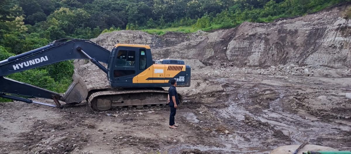 SIDAK -- Anggota Komisi C DPRD Kabupaten Sidrap Saenal Rosi melakukan Sidak ke lokasi tambang milik CV Landa Rondu untuk mengecek kebenaran laporan warga terkait dampak lingkungan, Senin (24/2).  
