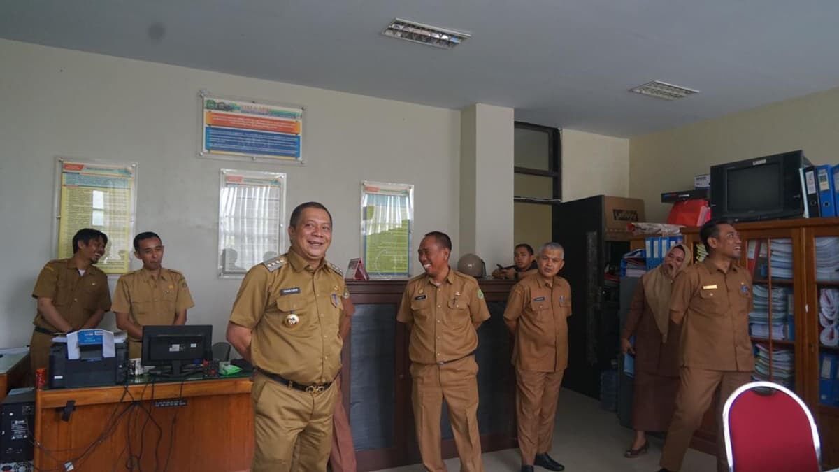 SIDAK -- Pj Bupati Sidrap, Idham Kadir Dalle melakukan inspeksi mendadak (Sidak) terhadap aktivitas pegawai serta fasilitas kantor lingkup Sekretariat Daerah Kabupaten Sidrap pada Selasa (4/2),

