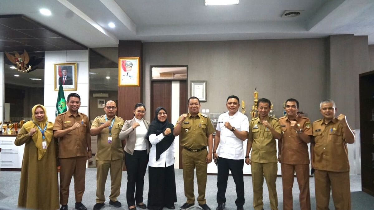 AUDIENSI -- Kepala Satuan Pelayanan Pemenuhan Gizi (SPPG) Wilayah Kecamatan Maritengngae, Ismail, saat audiensi dengan Pj Bupati Sidrap, Idham Kadir Dalle, di Ruang Kerja Bupati, Selasa (4/2).
