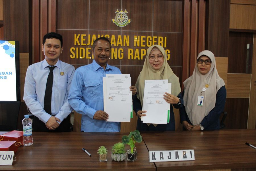 KERJASAMA -- Kejari Sidrap menandatangani perjanjian kerja sama (MoU) dengan BPJS Kesehatan Kantor Cabang Parepare di Aula Kejari Sidrap, Rabu (27/2).
