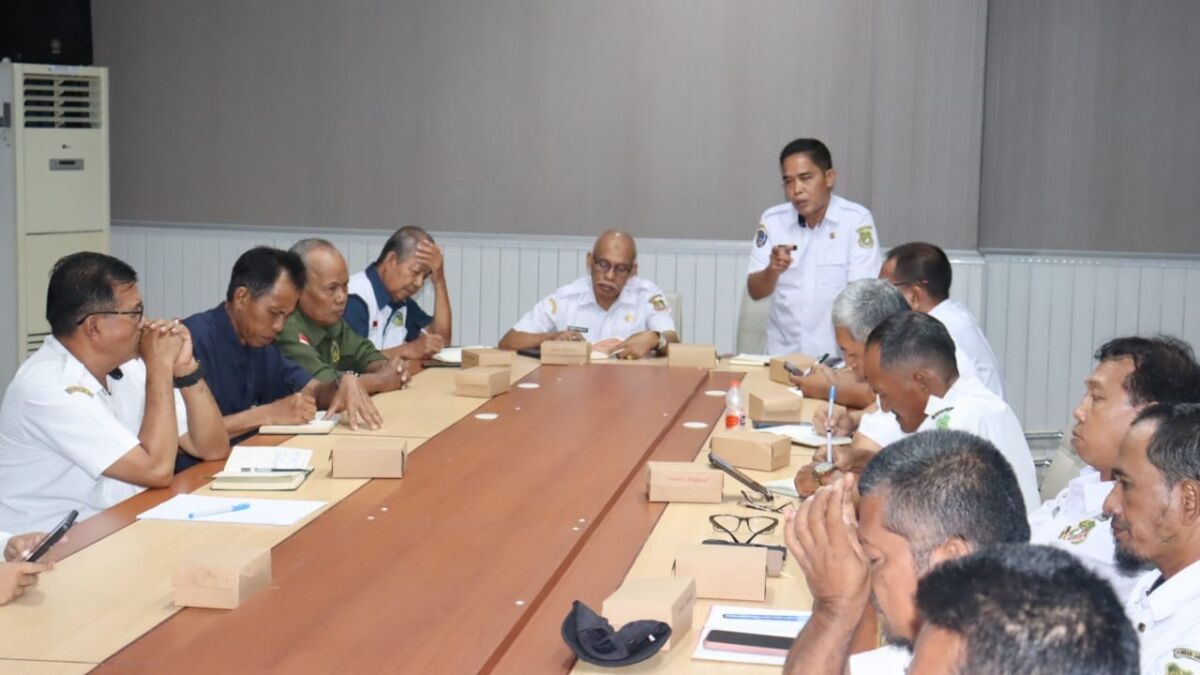 BAHAS MTS -- Asisten Perekonomian dan Pembangunan, H. Siara Barang memimpin pembahasan hasil MTS Terpadu tingkat kecamatan menjadi agenda rapat di Ruang Rapat Pimpinan, Lantai III Kantor Bupati Sidrap, Rabu (12/2). 