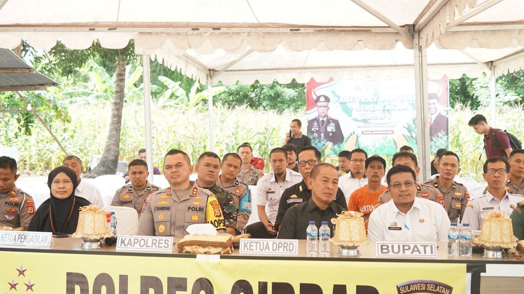 ZOOM MEETING -- Pemkab Sidrap bersama forkopimda mengikuti zoom meeting pelaksanaan panen jagung serentak sebagai bentuk sinergi mendukung program ketahanan pangan nasional, Rabu (26/2).
