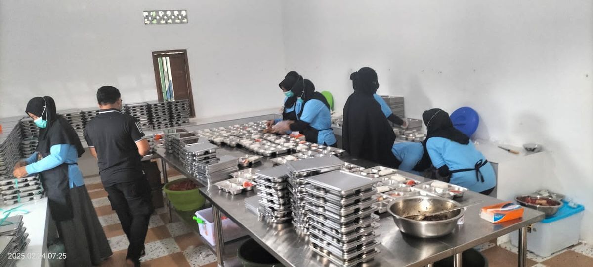 MAKAN GRATIS -- Satuan Pelayanan Pemenuhan Gizi (SPPG) Watang Pulu-Sidrap tengah mempersiapkan menu makanan untuk dibagikan kepada 3.234 siswa dari berbagai jenjang pendidikan di Kecamatan Watang Pulu, Kabupaten Sidrap 