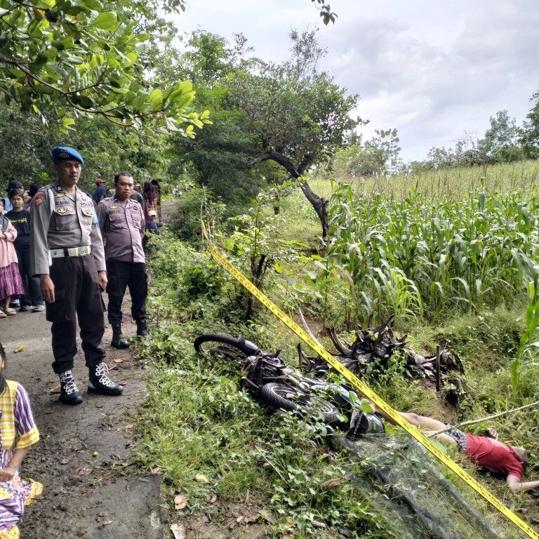 OLAH TKP -- Aparat Polres Sinjai sedang melakukan olah TKP kejadian korban ditemukan terkapar di pinggir jalan bersama dengan sepeda motor miliknya dalam kondisi meninggal dunia.
