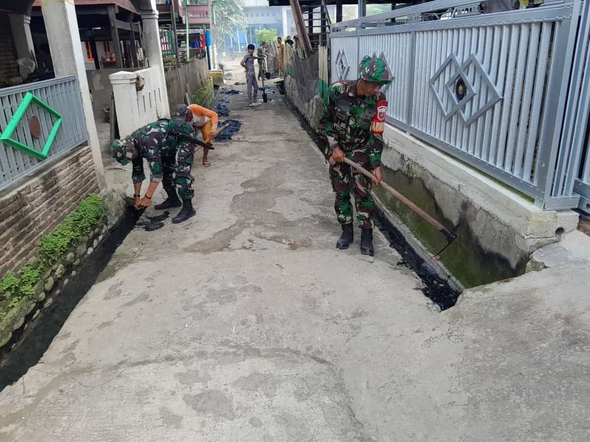 KARYA BAKTI -- Personel Koramil 02/Marioriawa, bersama Pemerintah Kelurahan Batu-batu dan masyarakat Kampung Lamajjekko Kelurahan Batu-batu Kecamatan Marioriawa, Kabupaten Soppeng menggelar kerja bakti pembersihan saluran air di pemukiman warga sepanjang 100 meter, Selasa (4/2).
