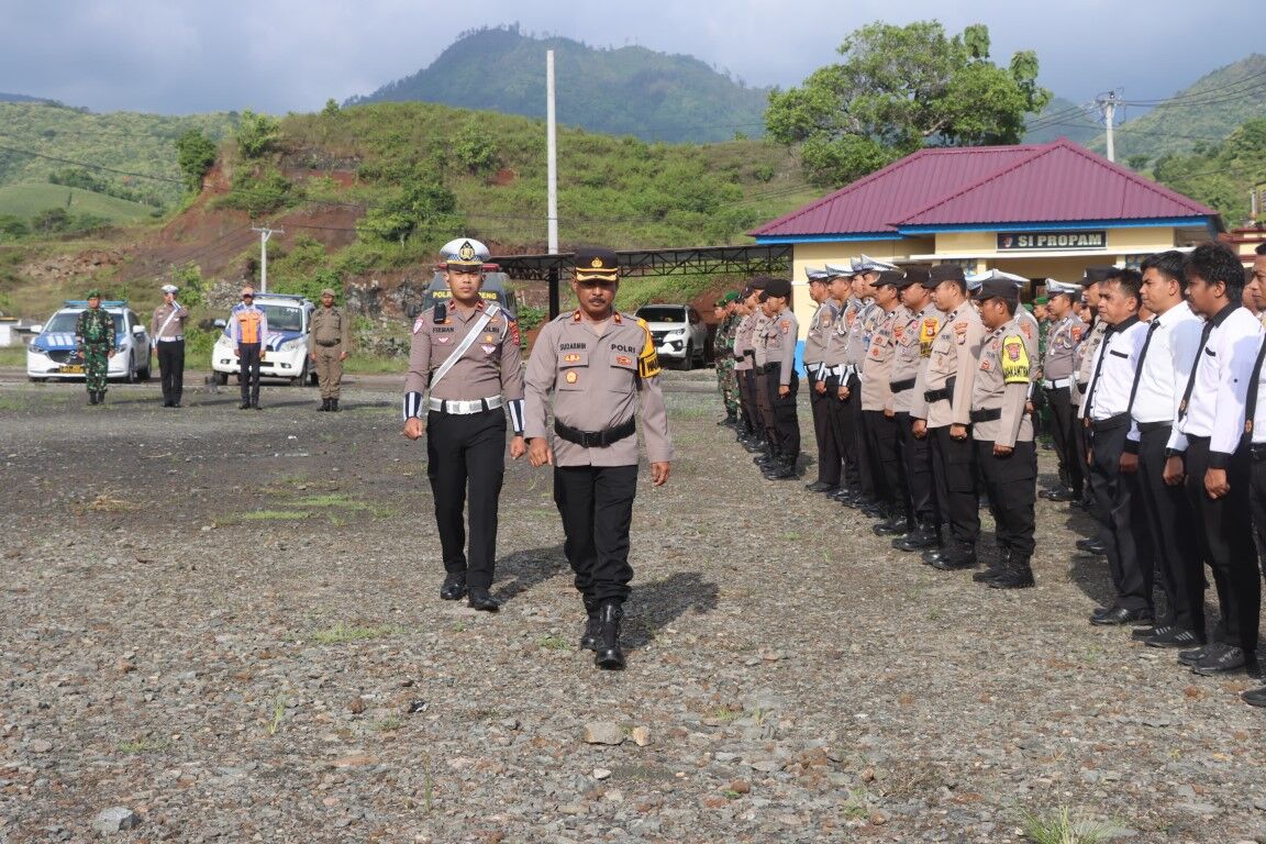 APEL PASUKAN -- Polres Soppeng melaksanakan kegiatan apel gelar pasukan dalam rangka operasi keselamatan pallawa tahun 2025 di Mako Polres Soppeng, Senin (10/2).
