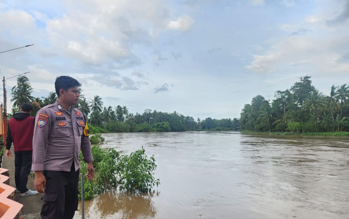 WASPADA -- Bhanbinkamtibmas Desa Belo dan Desa Ganra Polres Soppeng mengingatkan warga tetap waswada seiring meningkatnya debit air Sungai Walennae yang terus meningkat usai dilakukan pengecekan debit air sungai, Selasa (11/2). 
