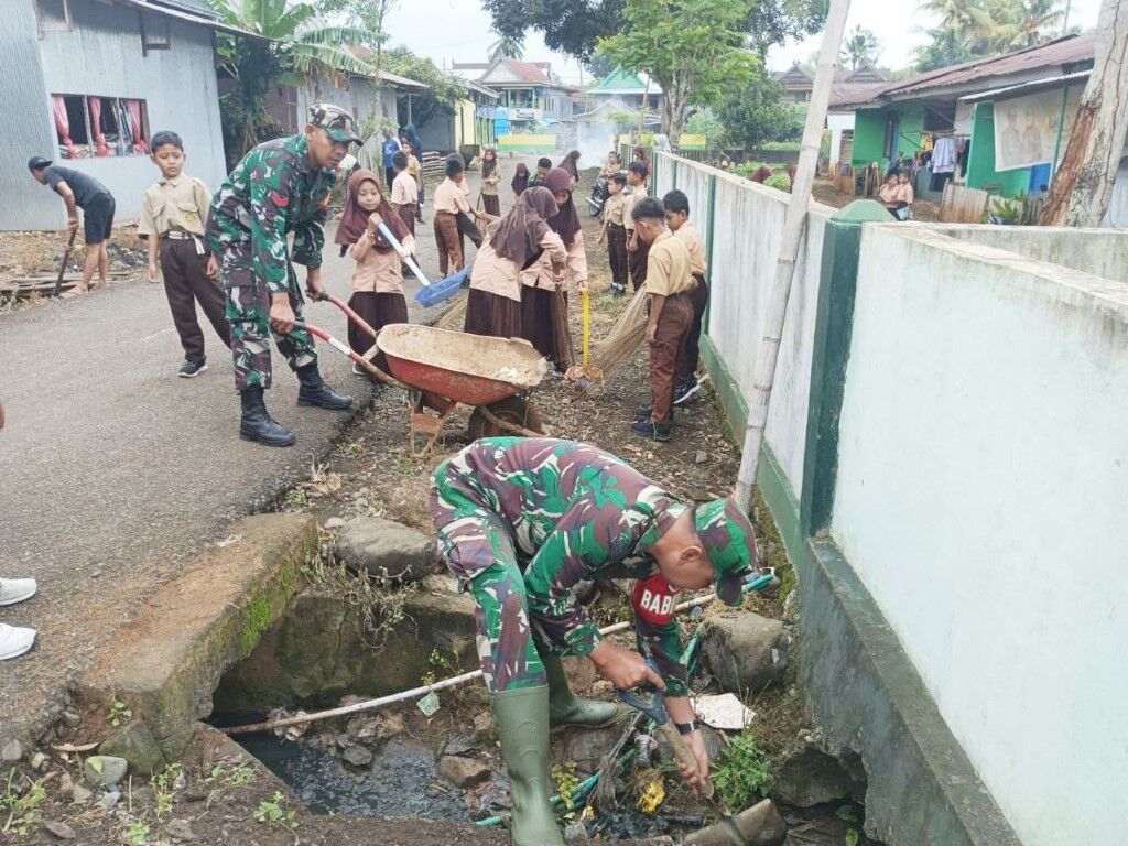 Karya Bakti Koramil Gandeng  Murid SDN 139 Tettikenrarae