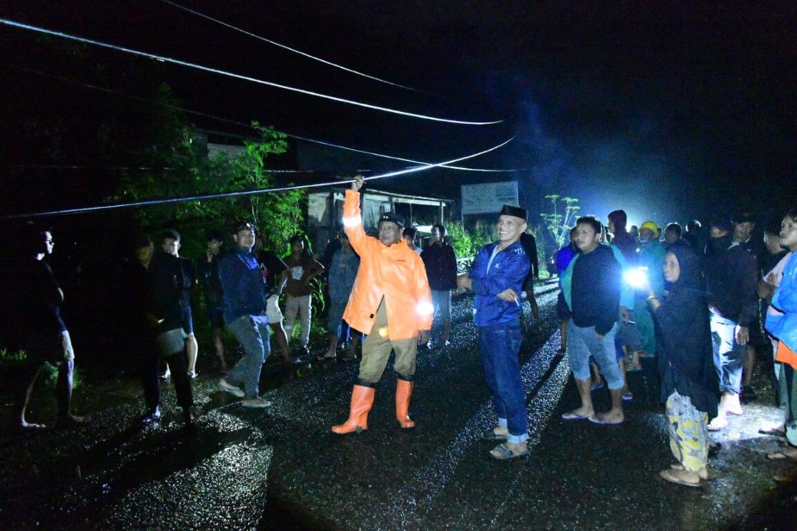 KUNJUMNGI WARGA -- Bupati Soppeng, HA Kaswadi Razak mengunjungi warga terdampak bencana tanah longsor di sejumlah wilayah, Senin (10/2). 
