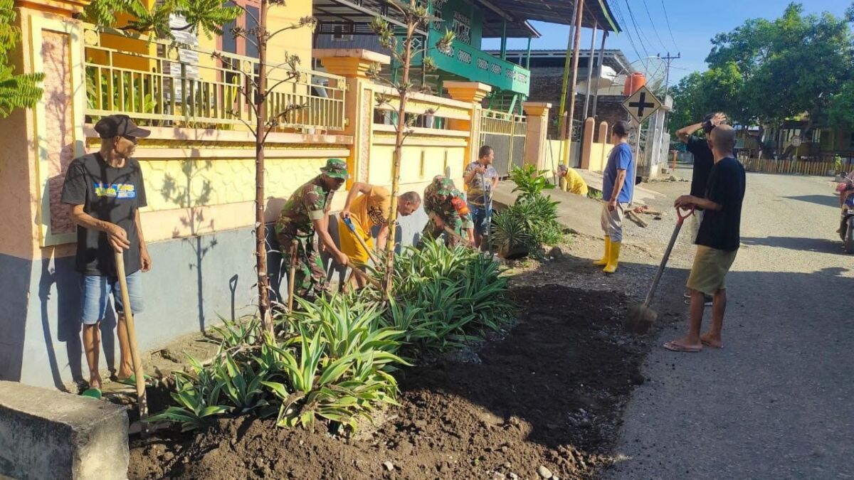 KARBAK -- Personel Koramil 1423-03/Lilirilau bersama warga melaksanakan Karbak pembersihan saluran air di Jalan Lompengeng Kelurahan Cabenge Kecamatan Lilirilau Kabupaten Soppeng, Selasa (11/2).
