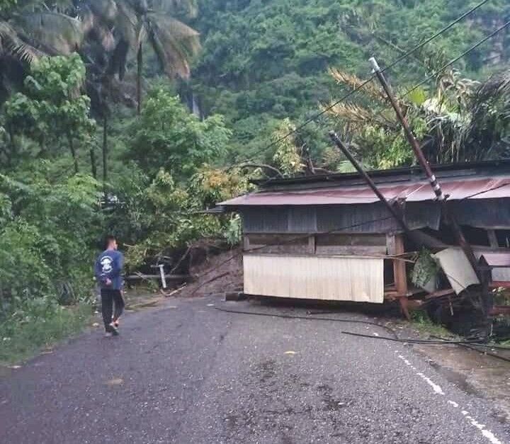 LONGSOR -- Hujan deras yang melanda wilayah Kabupaten Soppeng dengan intesitas tinggi mengakibatkan longsor di Desa Gattareng Toa, Kecamatan Marioriwawo, Kabupaten Soppeng membuat empat rumah warga luluh lantak terseret material longsor hingga ke poros jalan. 