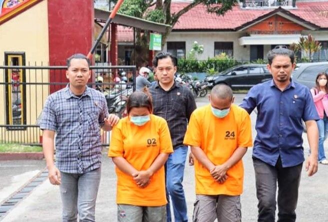 DITAHAN -- Pasutri yang menguras isi ATM majikannya kini telah ditetapkan sebagai tersangka dan ditahan Mapolres Tana Toraja sejak 7 Februari lalu. 
