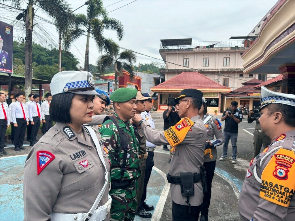PASUKAN -- Polres Toraja Utara dan Polres Tator menggelar apel pasukan Ops Keselamatan dihalaman Mapolres dan dipimpin Waka Polres dengan tema Cipkon Kamseltibcarlantas Menjelang Idul Fitri 1446 H Tahun 2025, Senin (10/2). 
