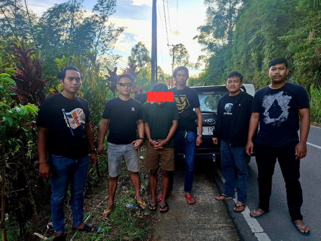 DIAMANKAN -- Warga Kolaka, Sultra Pjs (25) diamankan polisi gegara menarik uang dari ATM tanpa sipengetahuan korban.
