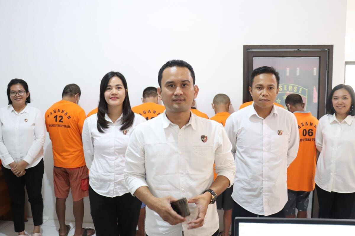 PROSES -- Kasat Reskrim Polres Tana Toraja, Iptu Arlin Allolayuk foto bersama penyidik usai merilis tujuh kasus rudupaksa yang terjadi pada periode Januari 2025 dan kini dalam proses penyidikan 
