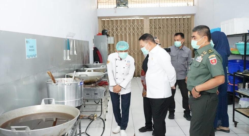 IST
TINJAU -- PenasIhat Khusus Presiden RI, Dudung Abdurrachman meninjau aktivitas Dapur 2 SPPG BGN di Gowa dan melihat para murid SDN Sungguminasa V menyantapnya di ruang kelas. 
