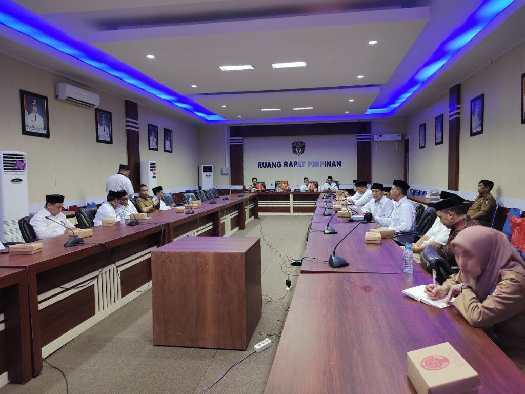 RAPAT -- Pemkab Wajo bersama Baznas Wajo, MUI Wajo, Kemenag Wajo, KUA dan UPZ se Kabupaten Wajo melaksanakan rapat penetapan nilai zakat fitrah 1446 H untuk Kabupaten Wajo di ruang rapat pimpinan, Kantor Bupati Wajo, Senin (10/2).