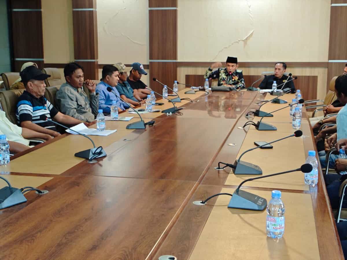 SEGERA RDP -- Tim penerima aspirasi DPRD Kabupaten Wajo segera menggelar RDP menyikapi aspirasi warga yang diterima anggota DPRD Wajo, Amshar A Timbang dan Ibnu Hajar, Selasa (4/2).
