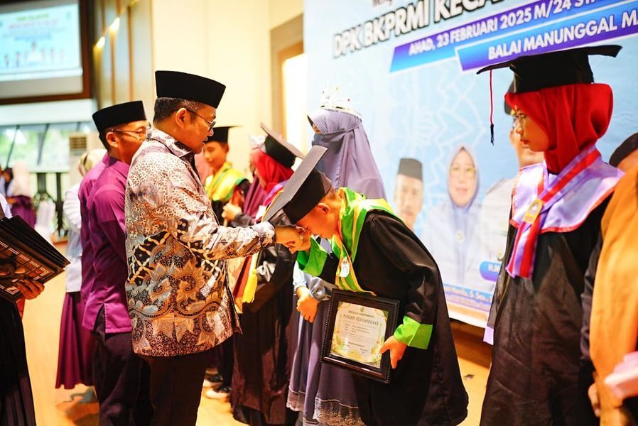 IST
WISUDA -- Wabup Gowa, Darmawangsyah Muin saat ikut mewisuda para santri dalam Wisuda Santri ke-25 DPK BKPRMI Kecamatan Bontonompo. 
