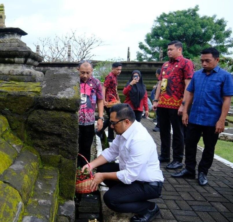 IST
ZIARAH -- Ketua Komisi II DPR RI Muhammad Rizqinizamy Karsayuda saat ziarah ke makam Sultan Hasanuddin. 
