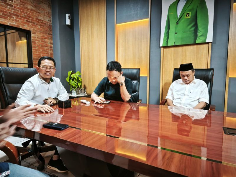 IST
BERI KETERANGAN--Waketum DPP PPP Amir Uskara bersama Ketua DPW PPP Sulsel Imam Fauzan dan Ketua DPC PPP Luwu Rusli Sunali memberikan keterangan terkait rencana Muktamar 
