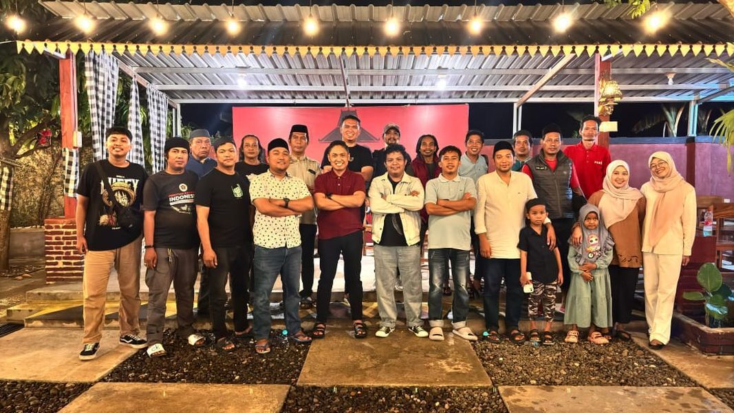 IST
BUKA BERSAMA--Kasat Reskrim Polres Pinrang, AKP Andi Reza Pahlawan, menggelar acara buka puasa bersama dengan jajaran Persatuan Wartawan Indonesia (PWI) Kabupaten Pinrang di Café Resto Joglo, Lerang-Lerang, Sabtu (8/3). 