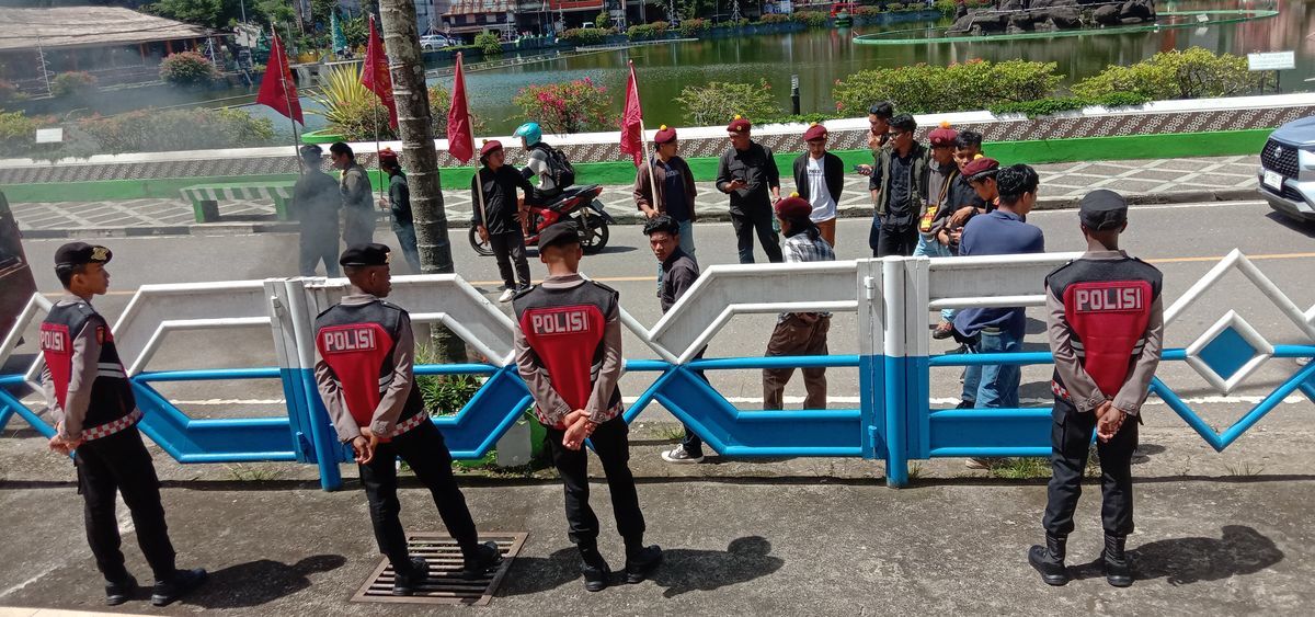 IST
LAKUKAN DEMO--PMKRI melakukan demo di pelataran gedung DPRD Tana Toraja yang menyoroti mutasi dilakukan mantan bupati 
