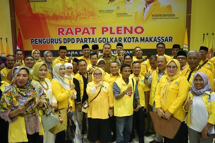 IST
RAPA PLENO--Ketua DPD II Golkar Makassar Munafri Arifuddin memimpin rapat pleno di Kantor DPD II Golkar Makassar, Jalan Lasinrang, Senin (10/3). 

