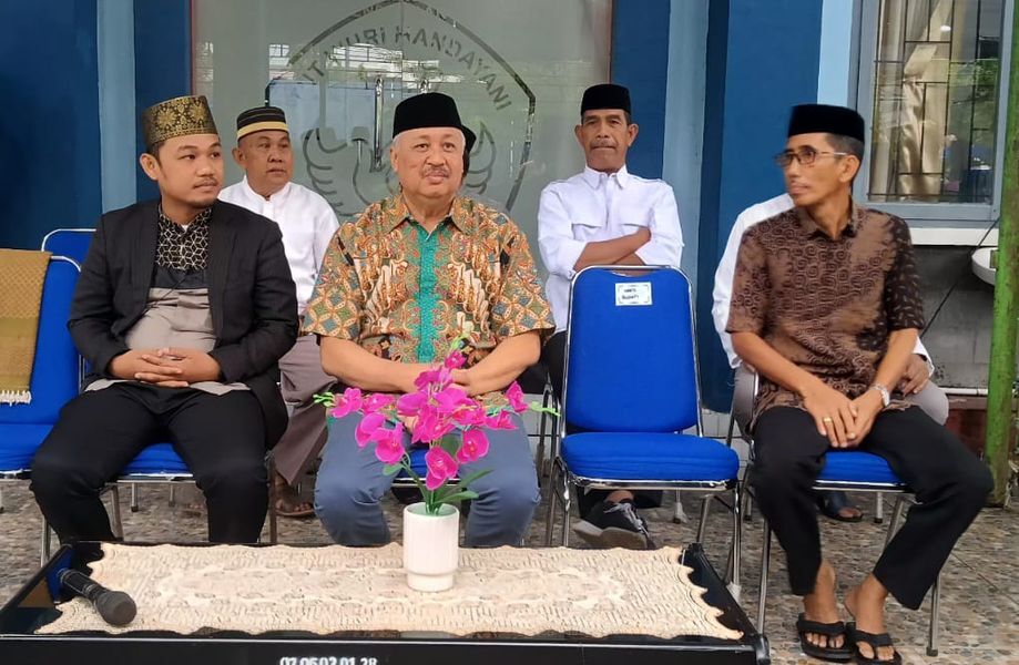 IST
BUKA PUASA-Bupati Pinrang HA Irwan Hamid (tengah) menghadiri buka puasa bersama yang dilaksanakan Disdikbud dengan Korwil Disdik, Kamis (13/3).
