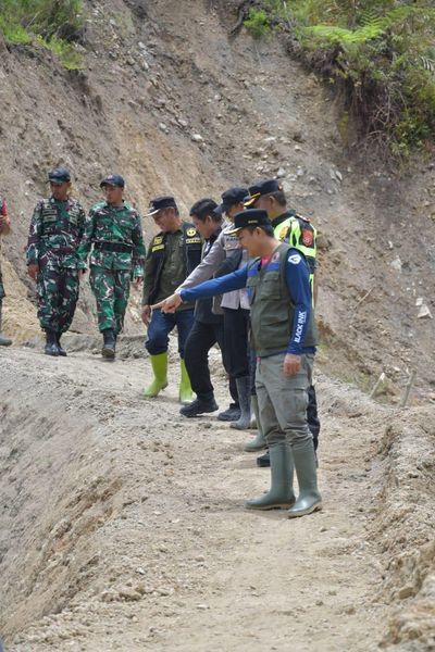 ist
TINJAU LONGSOR--Kepala BPBD Sulsel Amson  Padolo bersama Bupati Luwu Utara Andi Abdullah Rahim dan Wabup Jumail Mappile memantau lokasi yang longsor 
di Desa Minanga, Kecamatan Rongkong, Kabupaten Luwu Utara, Minggu (16/3).