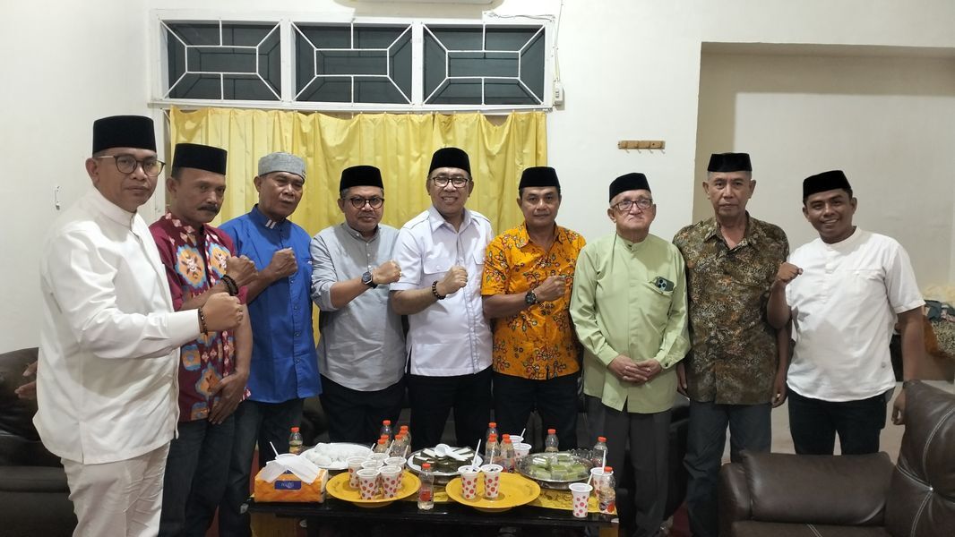 IST
KUMPUL BERSAMA--Beberapa pimpinan parpol berkumpul bersama di Kantor DPD II Partai Golkar Kabupaten Bulukumba, Minggu (16/3). 
