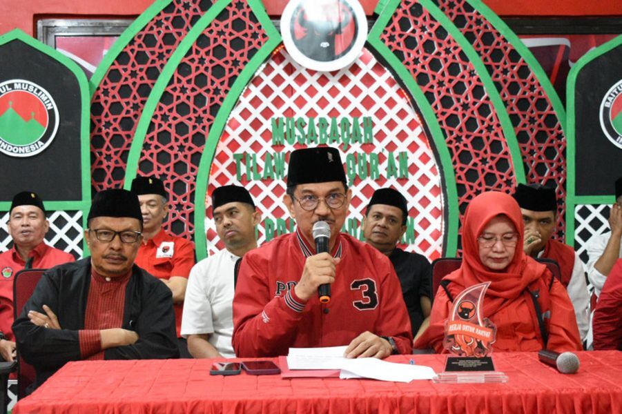 IST
BERI SAMBUTAN--Ketua DPD PDIP Sulsel Andi Ridwan Wittiri didampingi bendahara Dr Alimuddin memberikan sambutan pada penutupan MTQ ke-III yang diselenggarakan di Kantor DPD PDIP Sulsel, Jalan Gunung Bawakaraeng, Makassar, Minggu (16/3) malam.

