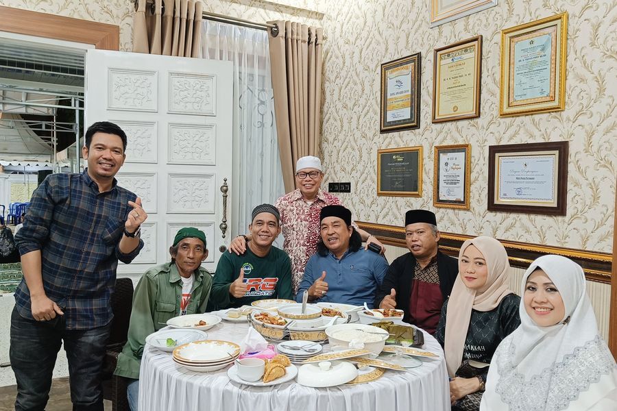 IST
BUKA PUASA--Anggota DPR RI Dr Taufan Pawe bersama tokoh masyarakat pada acara buka puasa yang digelar dikediamannya di jalan Bau Massepe, Kelurahan Cappa Galung, Kecamatan Bacukiki Barat Kota Parepare, Minggu (16/3).