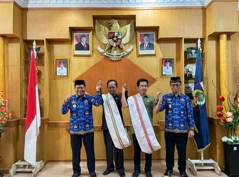 IST
MENYAMBUT--Bupati Mamasa Welem Sambolangi menyambut kunjungan kerja Ketua DPRD Tana Toraja dan rombongan
