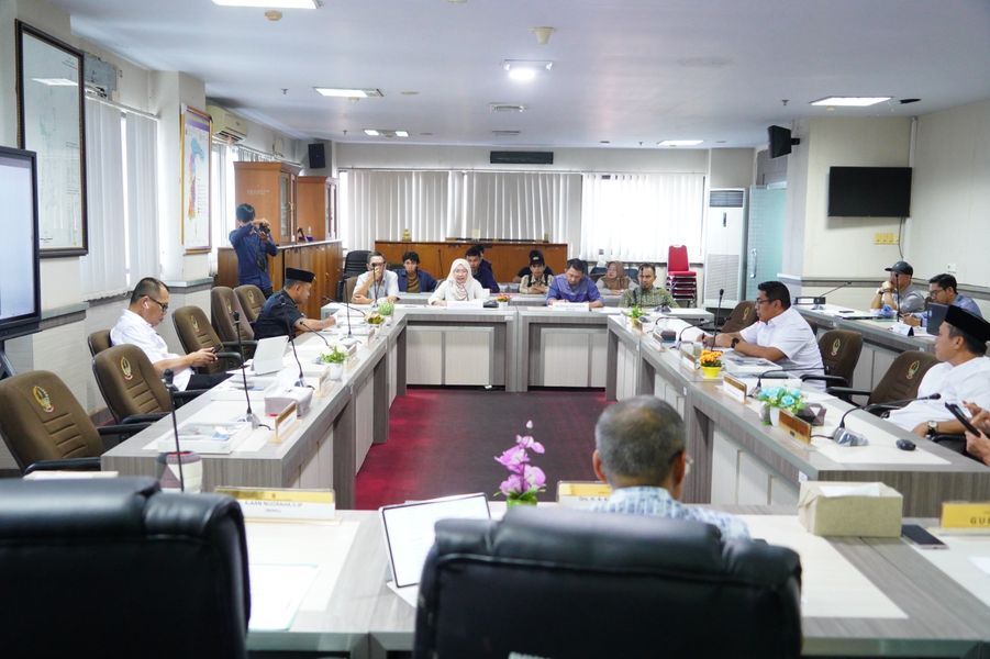 IST
PIMPIN RDP--Ketua Komisi D DPRD Sulsel HA Kadir Halid ketika memimpin RDP (kanan), sementara Dinas Bina Marga dan Bina Konstruksi Provinsi Sulsel, Kepala UPTD Wilayah IV Dinas Bina Marga dan Bina Konstruksi Provinsi Sulsel menghadiri RDP di ruang rapat Komisi D, Selasa (18/3).
