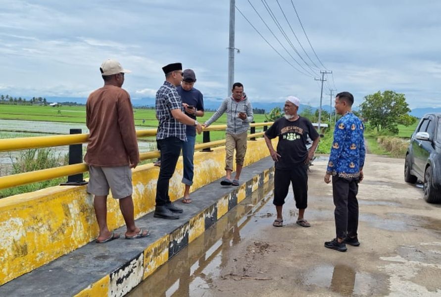 TINJAU LANGSUNG--Legislator Nasdem yang juga Wakil Ketua Komisi II DPRD Kabupaten Pinrang Karno HW, meninjau lansung kondisi Sungai Tallang, Senin (17/3)
