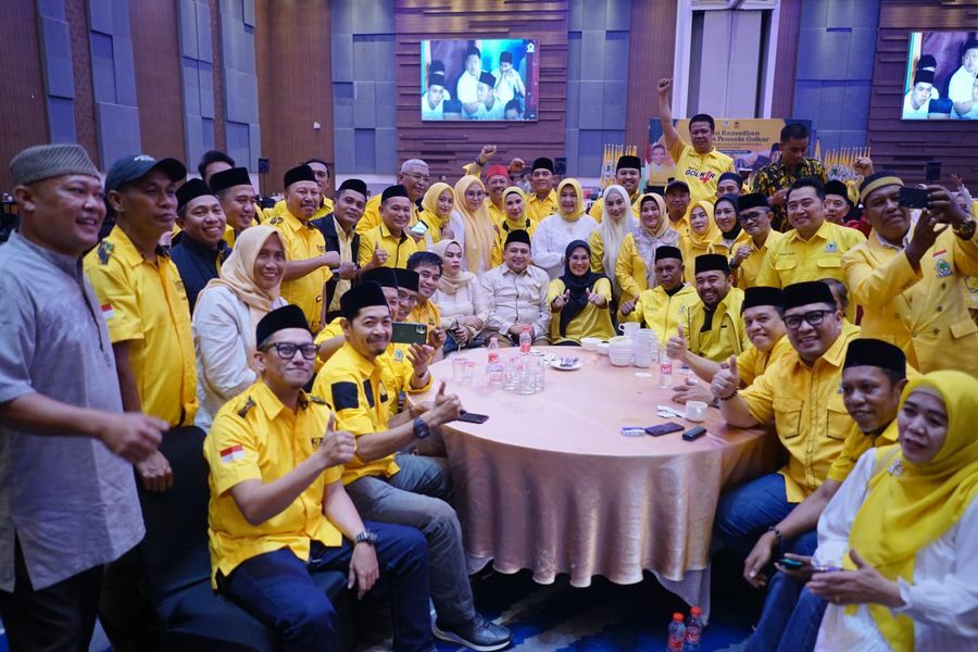 IST
BERBINCANG--Ketua Golkar Sulsel Taufan Pawe berbincang dengan sejumlah tokoh beringin dalam acara yang digelar AMPG, Selasa (18/3) malam (kanan), sementara Wali Kota Makassar Munafri Arifuddin berbincang santai dengan Bupati Barru Andi Ina Kartika Sari     