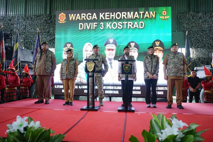 IST
DIAPIT--Pangdivif 3 Kostrad Mayjen TNI Bangun Nawoko diapit oleh Gubernur Sulsel Andi Sudirman Sulaiman, Ketua DPRD Sulsel Andi Rachmatika Dewi, Wali Kota Makassar Munafri Arifuddin, Bupati Gowa Husniah Talenrang dan Bupati Maros Chaidir Syam 