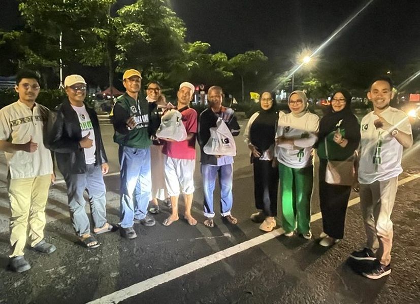 IST
BAGI SEMBAKO--Pengurus MD KAHMI Kota Makassar menggelar aksi sosial dengan membagikan sembako kepada warga kurang mampu menjelang sahur, Sabtu (22/3)
