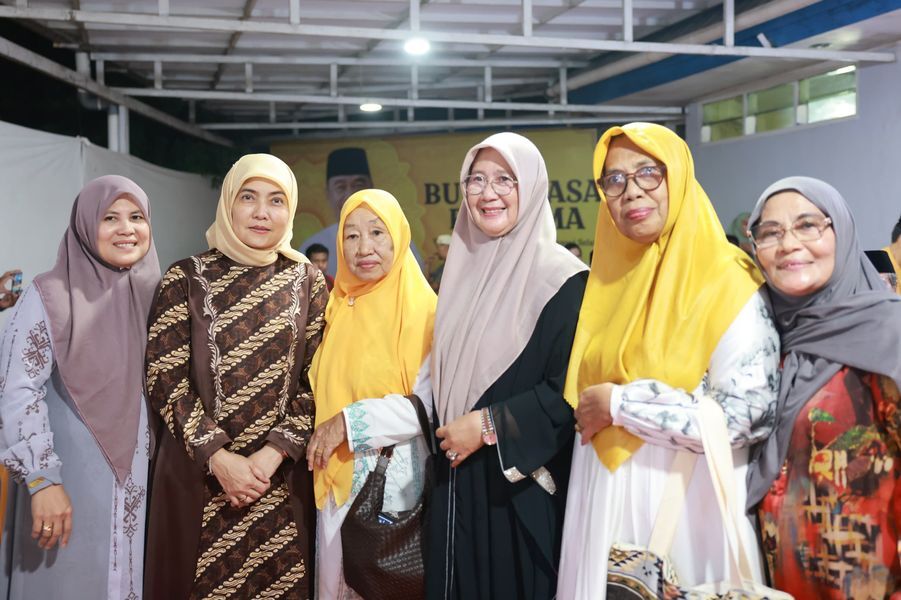 IST
TOKOH PEREMPUAN--Politisi Demokrat yang juga Wakil Wali Kota Makassar, Aliyah Mustika Ilham bersma tokoh perempuan ketika menghadiri acara buka puasa yang digelar Wakil Ketua DPRD Sulsel Rahman Pina di Jalan Penjernihan Raya No. 2, Makassar, Sabtu (22/3) malam.
