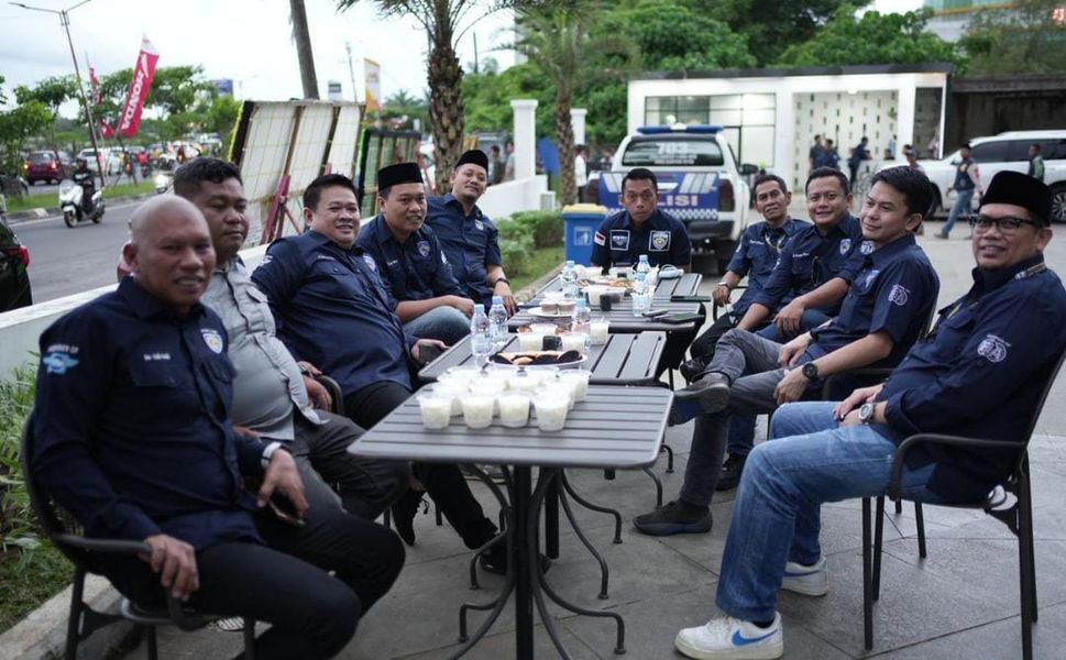 IST
BERSAMA PENGURUS--Sekretaris DPW Nasdem Sulsel Syaharuddin Alrif bersama pengurus usai mengikuti rapat koordinasi  
