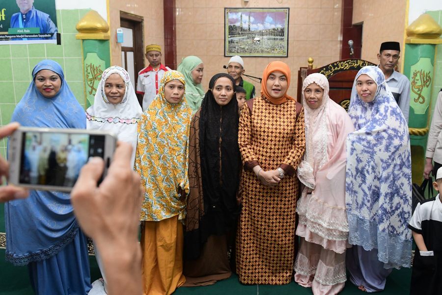 IST
BERSAMA JAMAAH--Wawali Makassar Aliyah Mustika Ilham bersama jamaah usai shalat tarawih di Masjid Darussalam Sappabulo jalan Abd Kadir II Kecamatan Tamalate, Senin (24/3)
