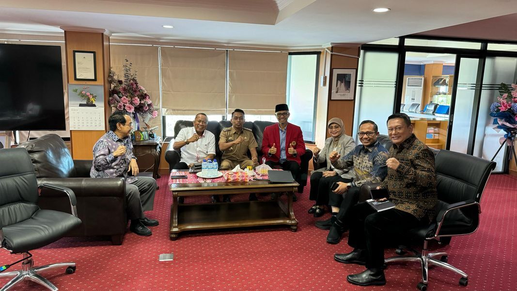 IST
TEMUI REKTOR--Bupati Sidrap H Syaharuddin Alrif berkunjung dan menemui Rektor Unhas Prof.Dr.Ir.Jamaluddin Jompa M.Sc dalam kapasitasnya sebagai mahasiswa program doktoral sosial ekonomi pertanian di ruang rapat rektor Unhas lantai 8 gedung Rektorat kampus Unhas Tamalanrea Makassar, Selasa (25/3).
