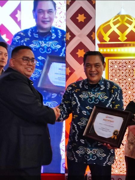 IST
BERI AUGRAH--Ketua Bawaslu RI Rahmat Bagja (kiri) dalam Rakor Kinerja SDM Pengawas Pemilu memberikan penganugerahan SDM Award yang berlangsung di Jakarta, Senin (24/3)
